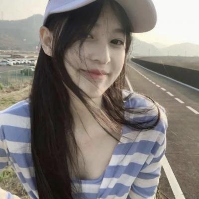 缓缓前行的老货轮